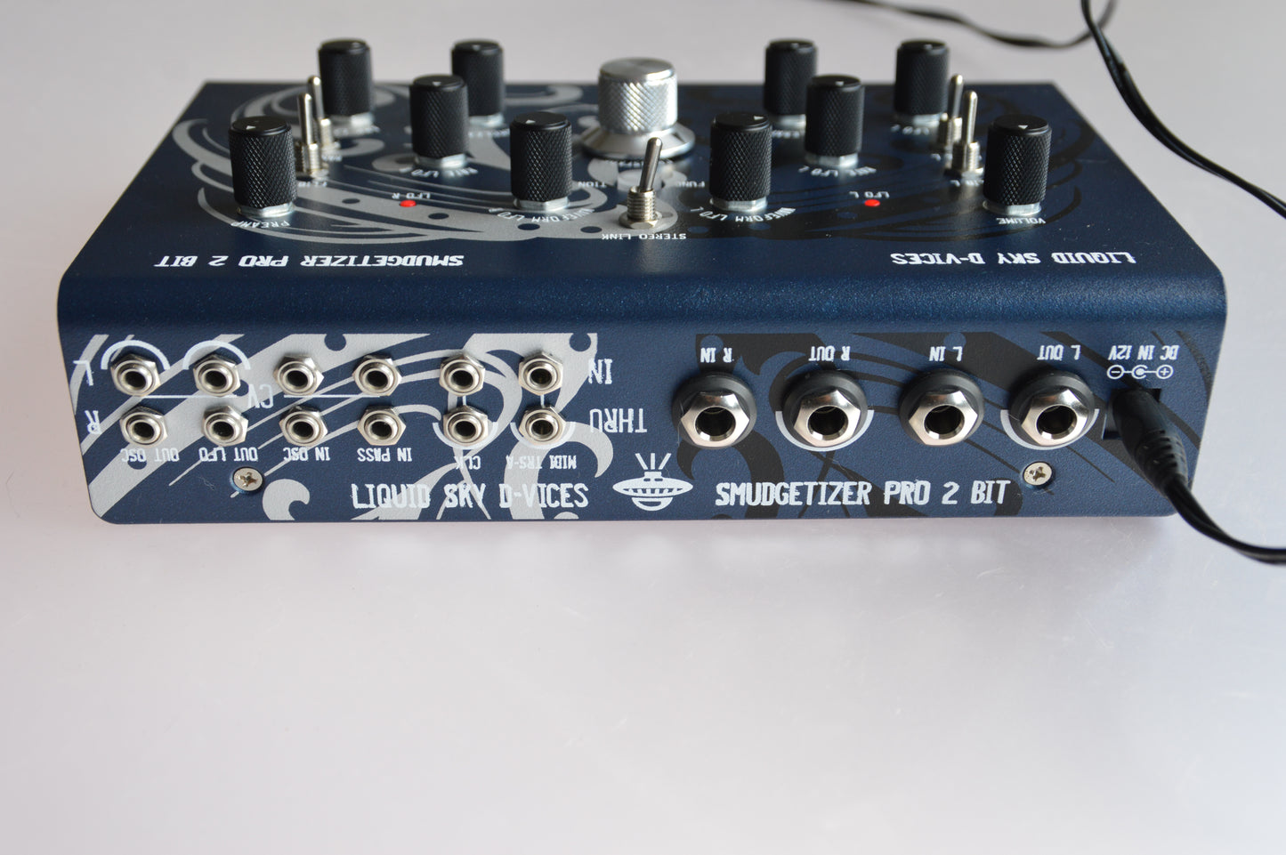 Liquid Sky d-vices SMUDGETIZER PRO - stereo 2bit bitcrusher pedal with cv ins and bpm synced modulation