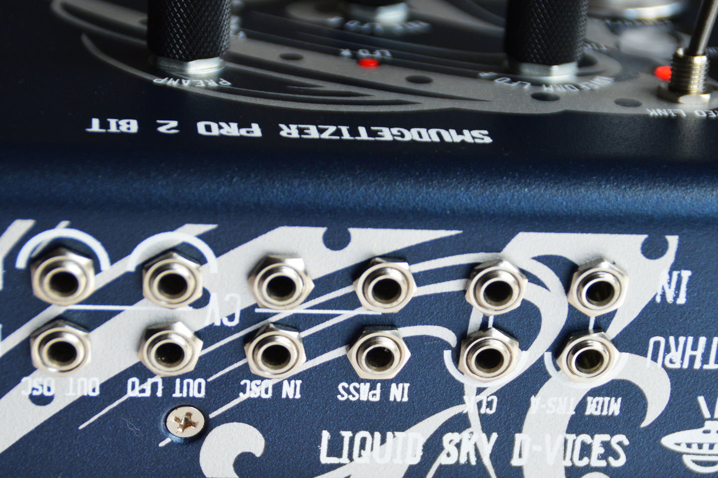 Liquid Sky d-vices SMUDGETIZER PRO - stereo 2bit bitcrusher pedal with cv ins and bpm synced modulation