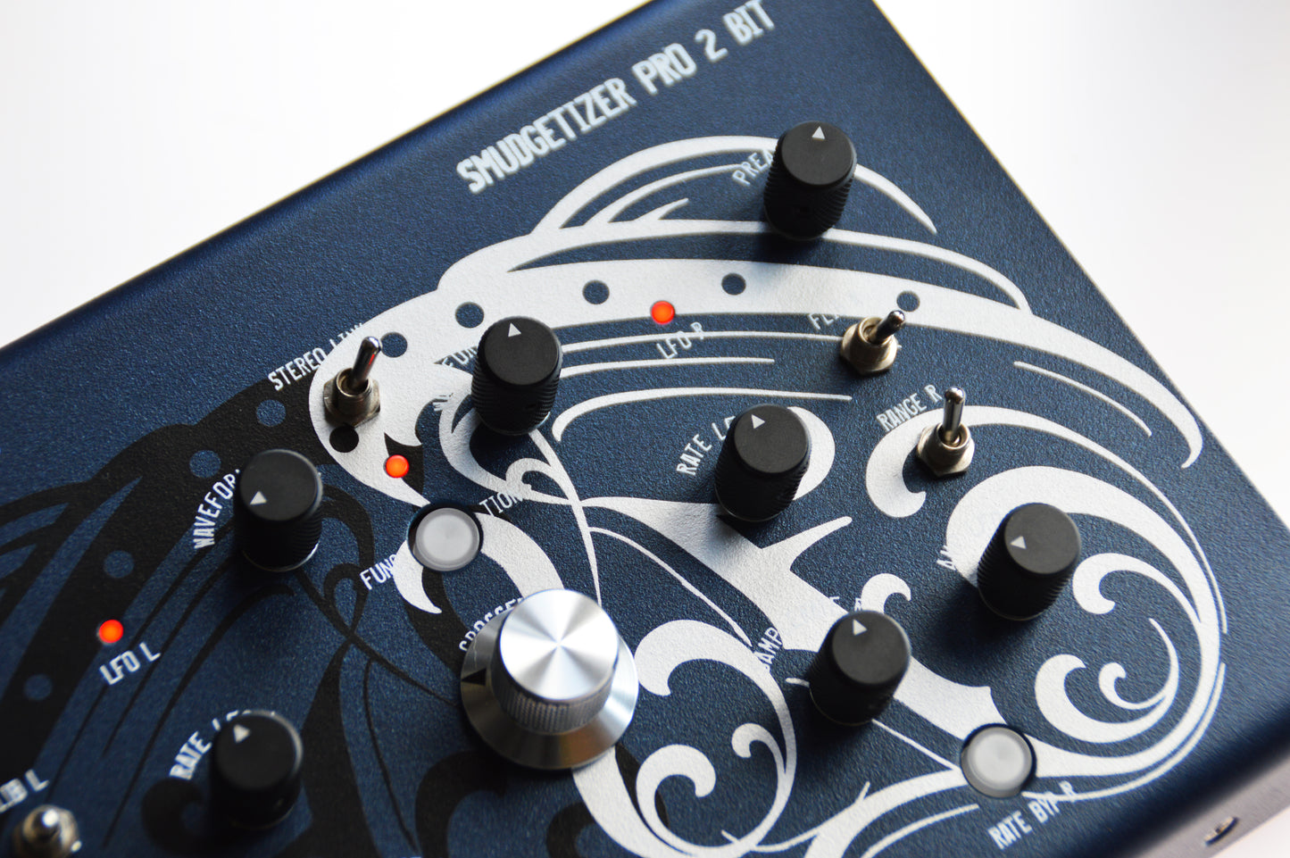 Liquid Sky d-vices SMUDGETIZER PRO - stereo 2bit bitcrusher pedal with cv ins and bpm synced modulation